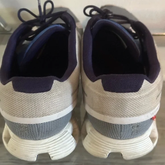 On cloud shoes - Picture 5 of 5